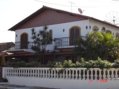 EXCELENTE CASA, AMPLA, 05 SUÍTES, À BEIRA DA LAGOA