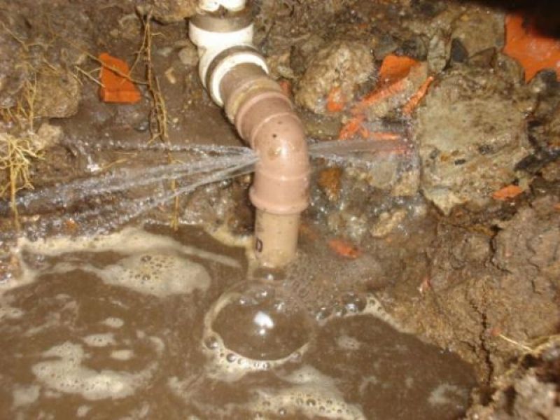 Caça Vazamentos com aparelho eletrônico