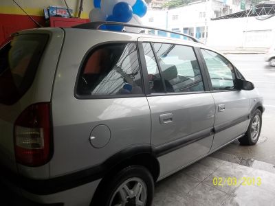 Chevrolet Zafira CD 2.0 08 lugares completa com Gnv e bancos em couro