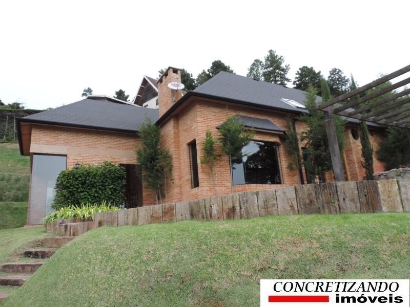 Linda em Campos do Jordão com vista para a Pedra do Baú e a serra.