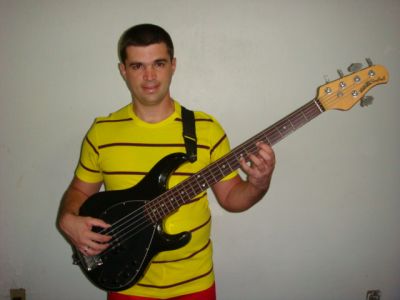 Aulas de baixo em domicílio ou via msn/skype