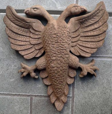 Entalhe, escultura e placas em madeira