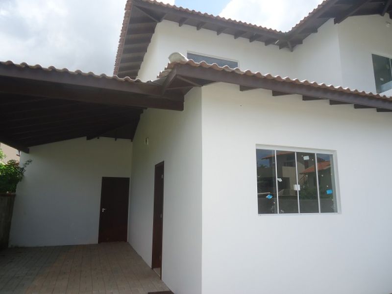Casa nova em Condomínio próximo ao mar - Campeche - Floripa/SC