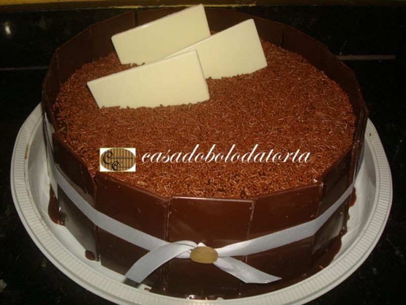 Torta de Brigadeiro com placas de chocolate
