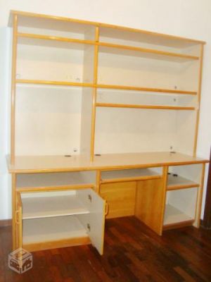 Estante Linda, de Ótima Qualidade com Mesa Computador/Estudo