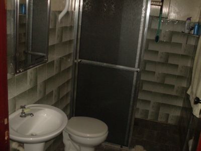 Vendo ou troco casa no centro de Araucária.