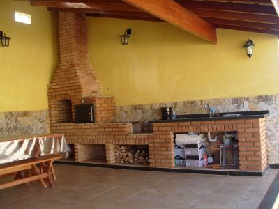 CHURRASQUEIRA, FORNO E FOGÃO A LENHA
