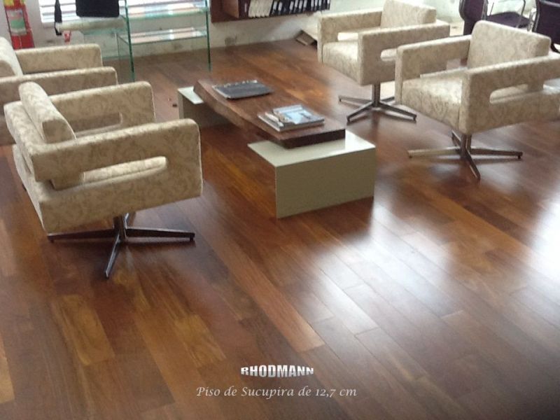 Piso em madeia maciça com verniz de fábrica
