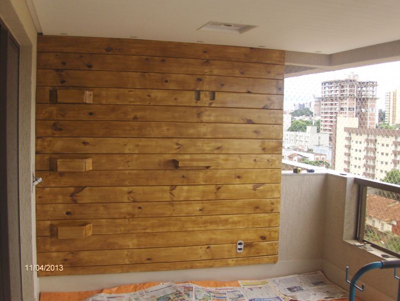 pergolado, deck, armario em madeira maciça ,painel em madeira