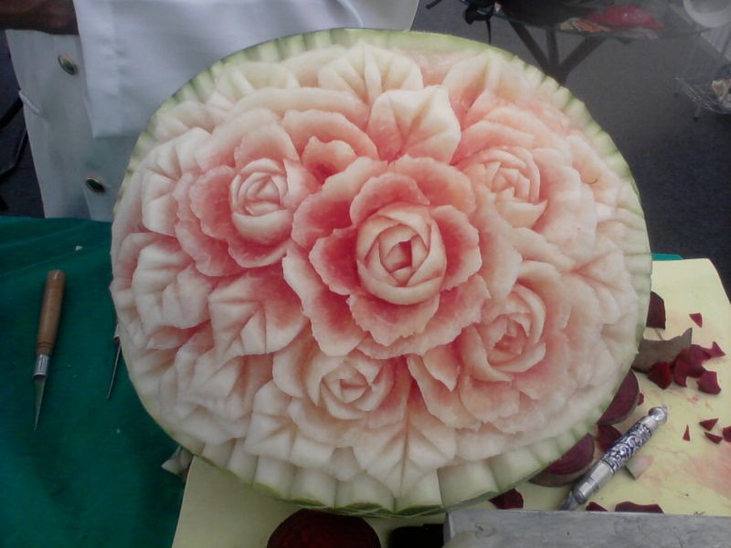 Mesa de frutas esculpidas