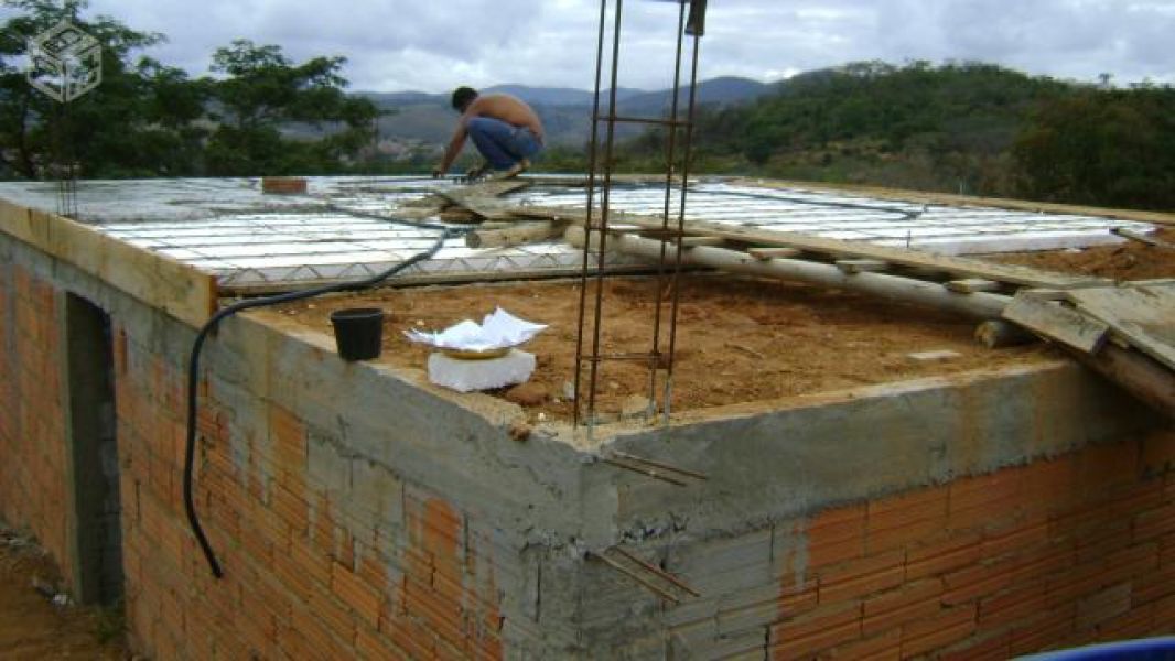 Passa se uma casa em construção, contrato de compra e venda.