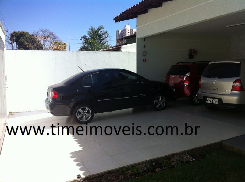 Casa, Jd. América. garagem na frente para 04 carros e jardim, 03 quartos, 01 suíte