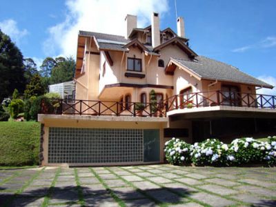 Maravilhosa mansão em Campos do Jordão com vista panorâmica para o vale