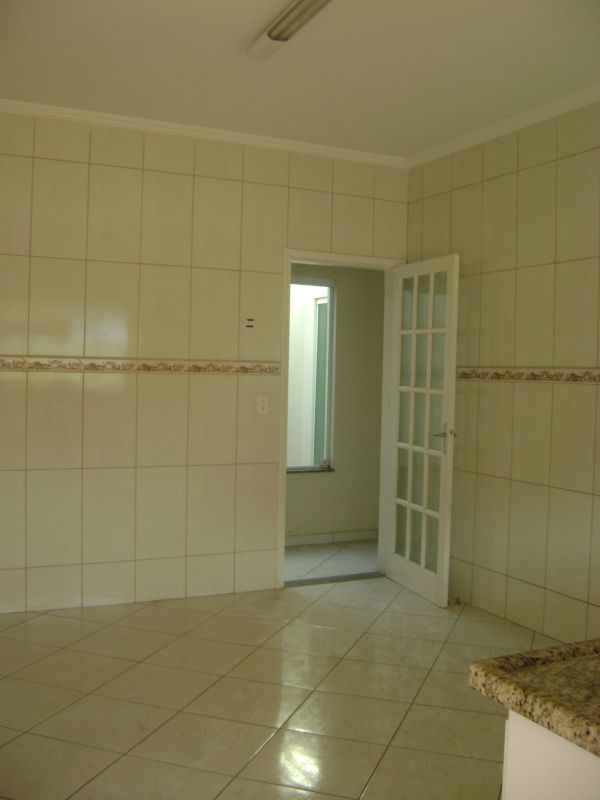 Casa em bairro nobre, quintal grande com entrada independente