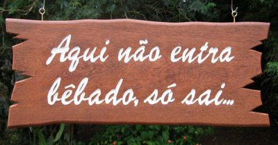 Placas e porta espetos artesanais entalhadas e pirografadas para sitios e churrasqueiras