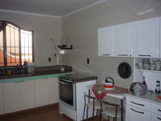 Casa colonial triplex com piscina próximo ao centro de Nova Iguaçu