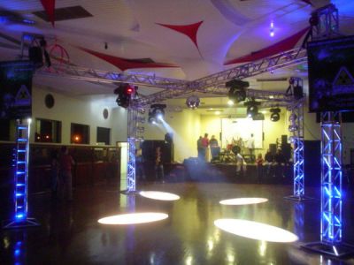 SOM/ILUMINAÇÃO/DJ/TELÃO/ESTRUTURA