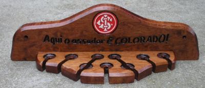 Placas e porta espetos artesanais entalhadas e pirografadas para sitios e churrasqueiras