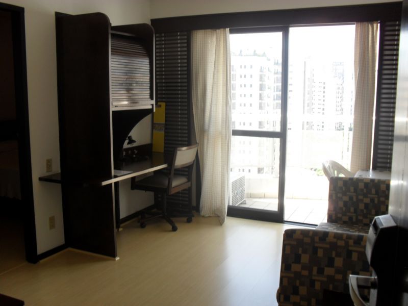 Flat com 1 dormitório, sacada, sala, banheiro, cozinha e área útil de 35m² localizado em Moema - SP 