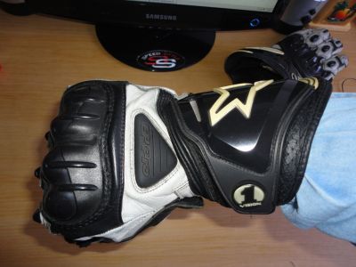 LUVAS ALPINESTARS GP PRO PRETA C/ BRANCA 