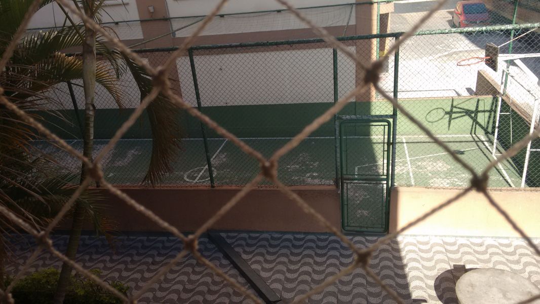 Apartamento com sacada e piscina próximo ao metro