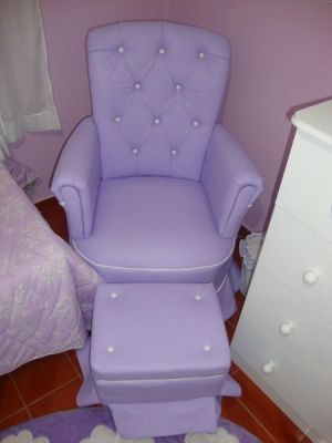 Poltrona para Amamentação Beatriz com balanço e puff.