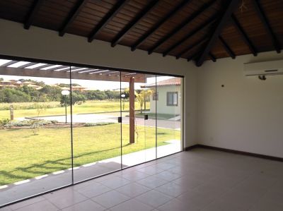 Casa nova em condo de luxo a venda no centro de Búzios