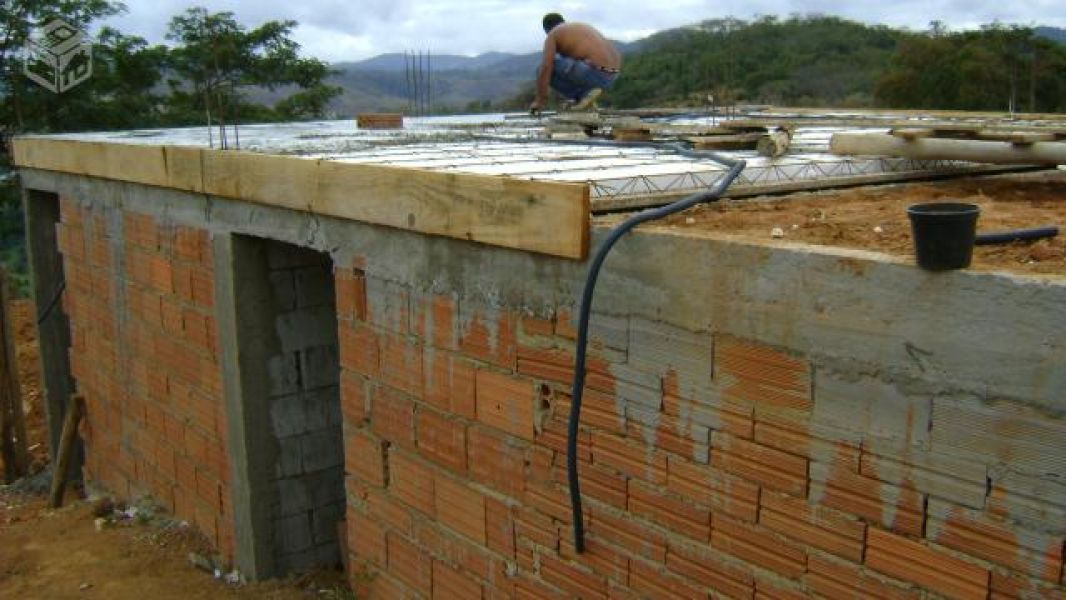 Passa se uma casa em construção, contrato de compra e venda.