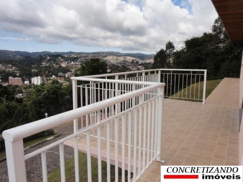 Casa em Campos do Jordão com vista para o verde.