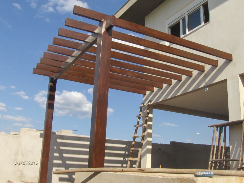 pergolado, deck, armario em madeira maciça ,painel em madeira