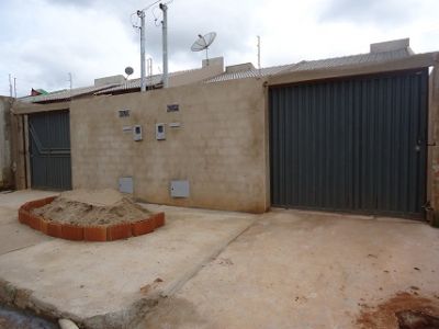 01 CASA, 02 QTS, C/ SUI`TE. NO RES. SANTA FE