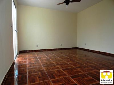 ÓTIMO APARTAMENTO DUPLEX COM 3 QUARTOS, COPA-COZINHA E VARANDA INTERNA.