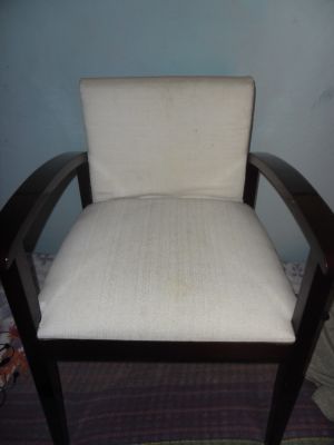 Vendo cadeira decorativa em madeira, estofada na cor bege