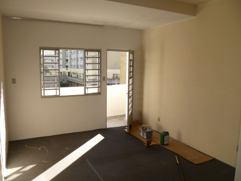 Kit com cozinha e sacada no Centro