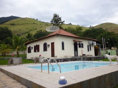 Casa com 4 Quartos e piscina (terreno com 1.080m²) em Campo Grande