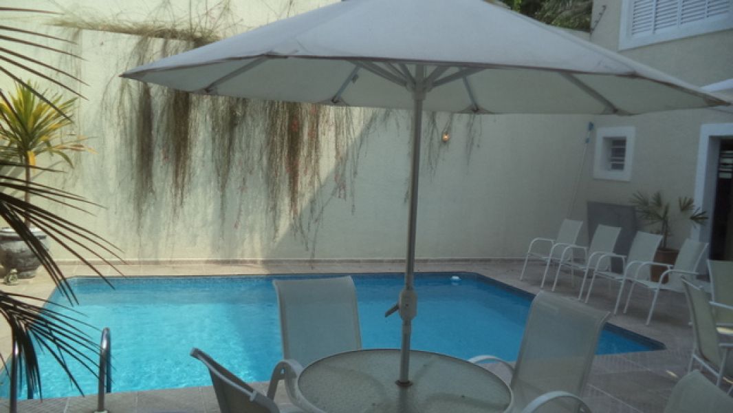 Casa para locação no Jardim Europa, com 4 suítes, 6 vagas de garagem. SP