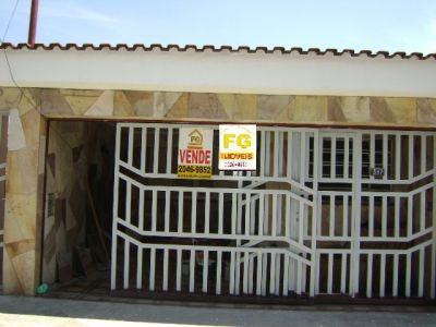 Casa com 03 dorms e 01 vaga em A.E Carvalho