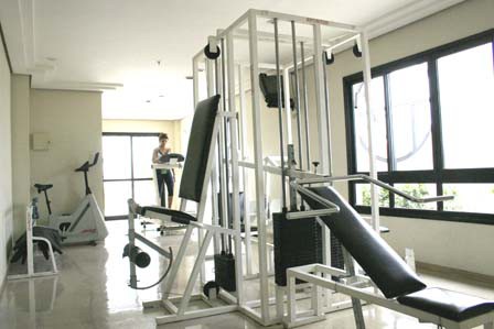 Flat com 1 dormitório, sacada, sala, banheiro, cozinha e área útil de 35m² localizado em Moema - SP 