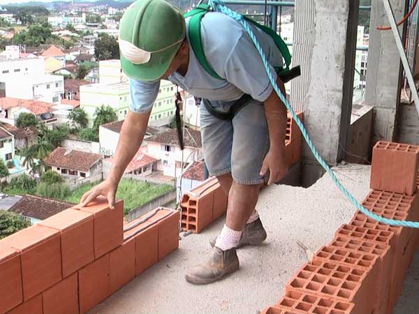 Argamassa para assentamento de tijolos e blocos com 1.800 kg faz 1 m², enquanto com a tradicional sã