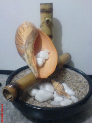 FONTE DE BAMBU COM CARACOL GRANDE E PEDRAS