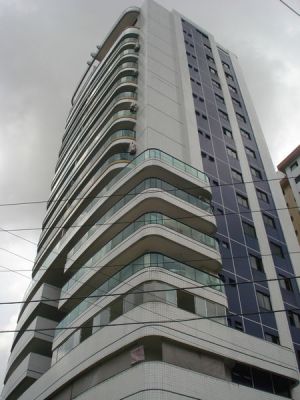 3 suítes  com armários e sacadas