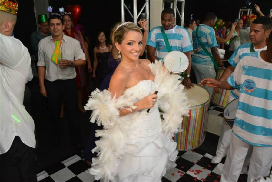 Anime sua festa com uma bateria show de escola de samba 