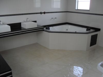CASA EM COND. VALINHOS - AO LADO DO COLÉGIO PORTO SEGURO (19)7814-4377