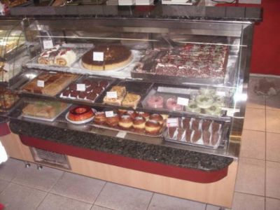 Vitrine refrigerada p/tortas, ar forçado. — Belo Horizonte