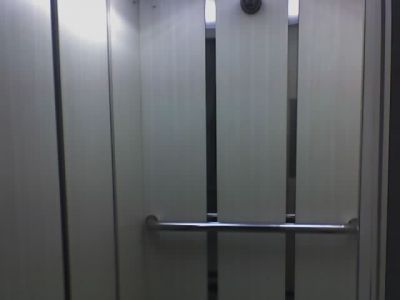 ELIMINA RISCOS EM CABINES DE ELEVADORES E ESCADAS ROLANTES