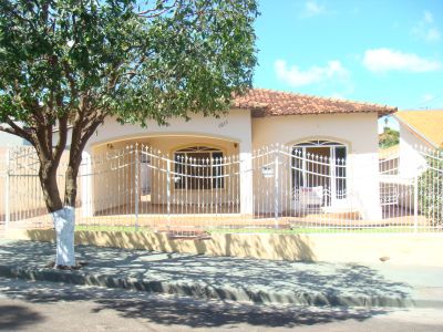 VENDE-SE CASA EM JUNQUEIRÓPOLIS
