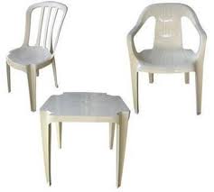 MESAS E CADEIRAS DE PLÁSTICO