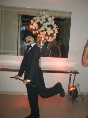 ESTÁTUAS E VITRINES VIVA PARA ABRILHANTAR O SEU EVENTO