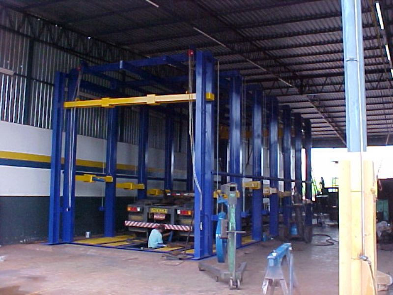 Alinhador e desempenador de chassis