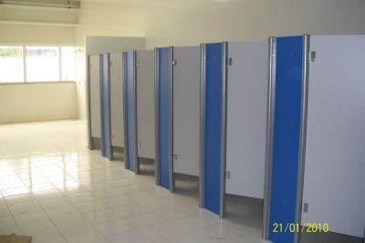 DIVISÓRIAS SANITÁRIAS,DIVISÓRIAS PARA BANHEIROS,PORTAS SANITÁRIAS,LAMINADO ESTRUTURAL FORMICA TS.